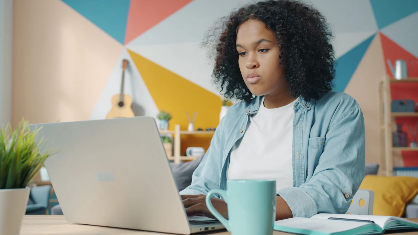 Une étudiante compare des formations sur son ordinateur
