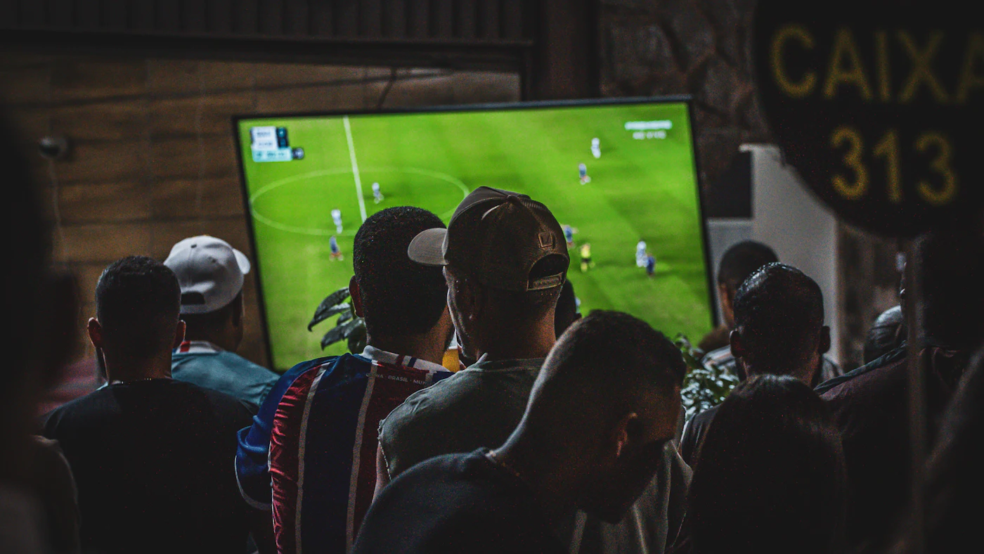 Des supporters regardent un match de football